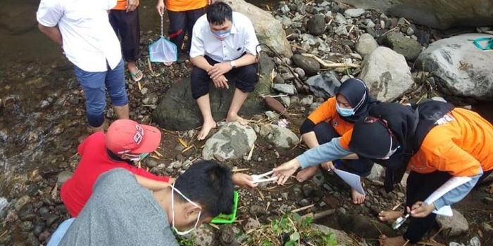 Bersih-bersih sungai menjadi salah satu agenda kegiatan dalam pelatihan keanekaragaman hayati yang digelar MBI dan YEK, Selasa (22/12).