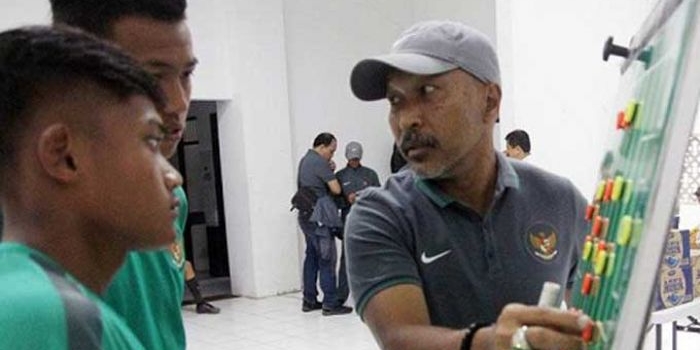 Fakhri Husaini saat memberi instruksi pada anggota Timnas U-16.