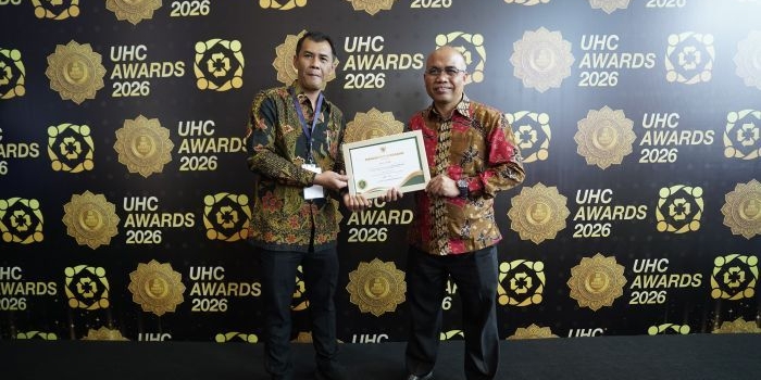 : Kepala Dinas Kesehatan Kabupaten Kediri, Ahmad Khotib (kanan) saat menerima penghargaan atas capaian Universal Health Coverage (UHC)