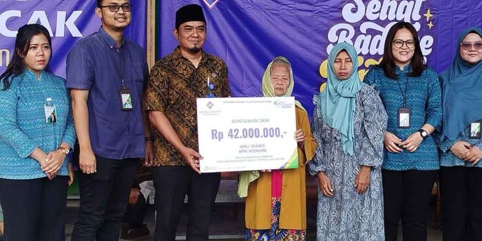 PT Sehat Tentrem saat memberikan santunan kematian pada ahli waris. Foto: AAN AMRULLOH/ BANGSAONLINE