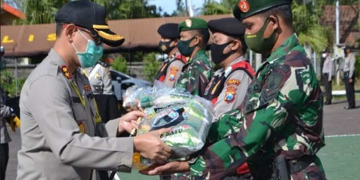 Kapolres Batu AKBP Harviadhi Agung Prathama saat menyerahkan sembako secara simbolis kepada personil TNI dan Polri untuk diserahkan kepada yang berhak, Sabtu (16/5) pagi.