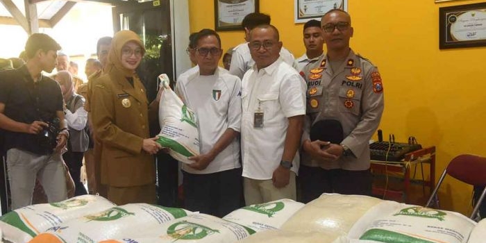 wali-kota-kediri-tinjau-penyaluran-bantuan-pangan-cadangan-beras-pemerintah-di-kelurahan-tamanan