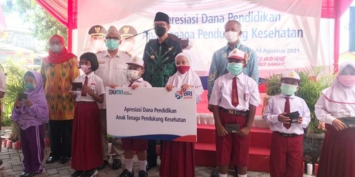 Wabup Jember Gus Firjoun menyerahkan bantuan secara simbolis kepada putra dan putri tenaga pendukung yang masih sekolah SD, SMP, dan SMA di RSD dr Soebandi.