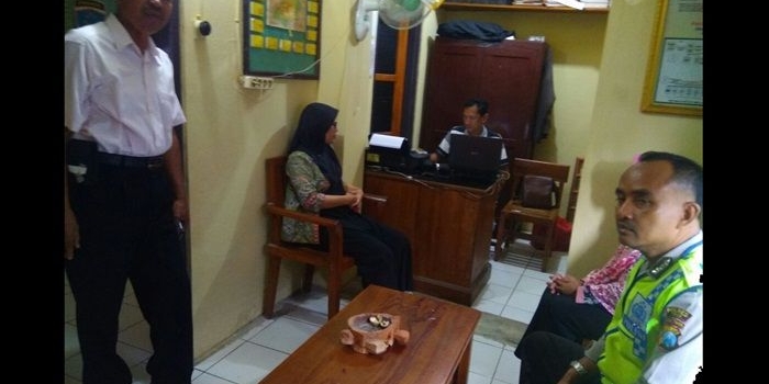 Korban Staf Kesejahteraan Masyarakat (Kesra) di Kantor Kecamatan setempat saat melapor di Mapolsek Bangilan.