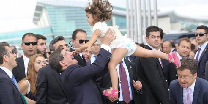 ?

PM Turki, Ahmet Davutoglu dalam upacara penyambutan sandera Turki yang ditahan ISIS.foto:repro dw.de