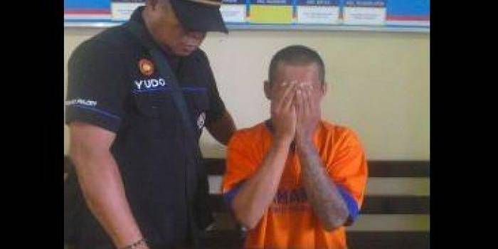 Tersangka bersama barang bukti saat diamankan di mapolres Kediri. (foto: dendi martoni/BANGSAONLINE)
