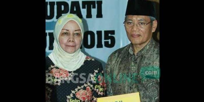 Pasangan Bupati dan Wakil Bupati Kediri terpilih periode 2015 – 2020usai menerima surat penetapan dari KPU terkait hasil Pemilu Kepala Daerah. foto: arif kurniawan/ BANGSAONLINE