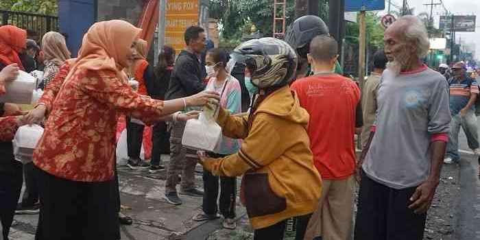 bpbd-jatim-bagi-takjil-sambil-sosialisasi-perubahan-iklim-ke-masyarakat-sekitar