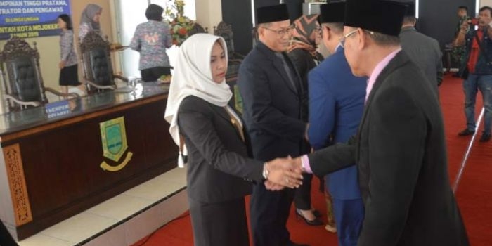 Wali Kota Mojokerto Ika Puspitasari menyalami pejabat yang dilantik.