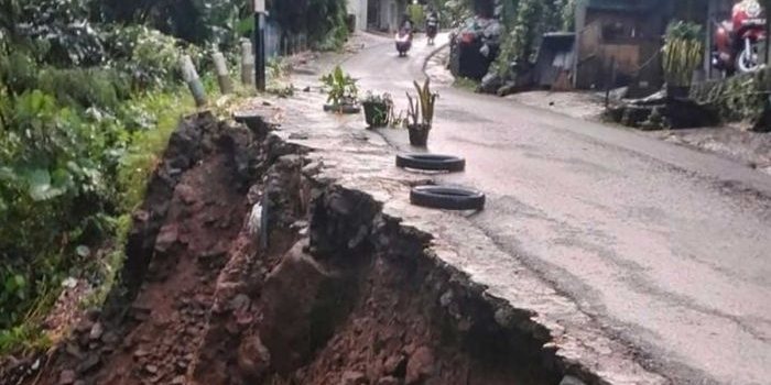 hujan-deras-tembok-penahan-tanah-di-prigen-pasuruan-longsor