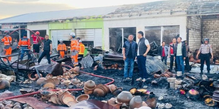 Bupati Tuban, Aditya Halindra Faridzky saat meninjau langsung TKP Pasar Baru usai kebakaran