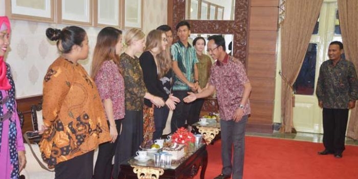 Bupati Pamekasan Drs Achmad Syafii MSi menyalami siswa negara lain yang belajar budaya di Pamekasan. foto: ERRI S/ BANGSAONLINE