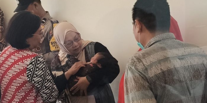 bayi-perempuan-yang-diduga-dibuang-di-ngasem-kediri-diserahkan-ke-dinsos-polisi-buru-orang-tua