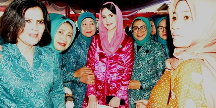 Ketua Tim Penggerak (TP) PKK Provinsi Jawa Timur Arumi Bachsin Emil Elestianto Dardak menghadiri puncak peringatan Hari Kesatuan Gerak (HKG) PKK ke-47 Tingkat Nasional Tahun 2019 di Lapangan Ruang Terbuka Hijau (RTH) Imam Bonjol, Kota Padang, Sumatera Barat, Kamis (25/7). foto: ist