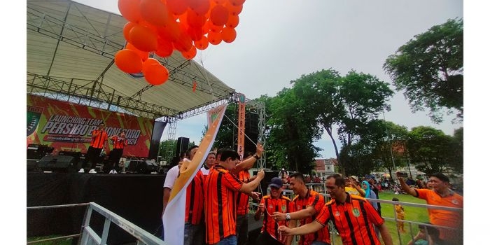 Launching skuat Persibo ditandai dengan pelepasan balon.