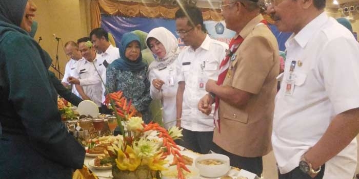 Wakil Bupati Sudjarno meninjau salah satu peserta lomba LCM B2SA.