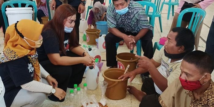 Koordinator RGR, Irma Yulianti (nomor 2 dari kiri) saat memandu kawan-kawan difabel yang mengikuti pelatihan cara membuat sabun cuci piring, Sabtu (12/12/2020). foto: Muji Harjita