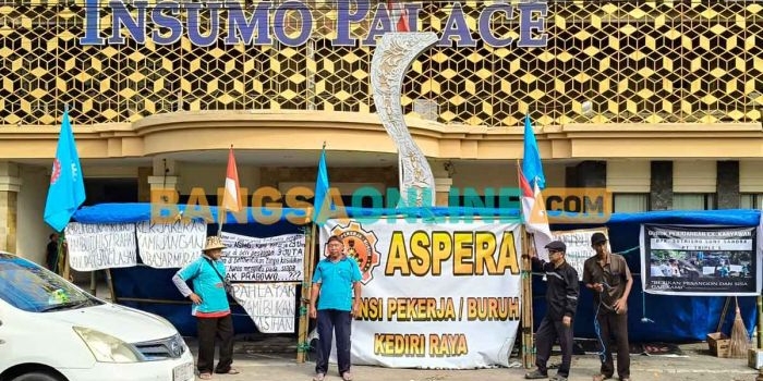 tuntut-pesangon-layak-eks-karyawan-pt-triple-s-dirikan-tenda-protes-di-depan-hotel-insumo-kediri