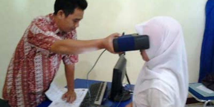  Petugas Dispendukcapil Pacitan saat melakukan proses perekaman.