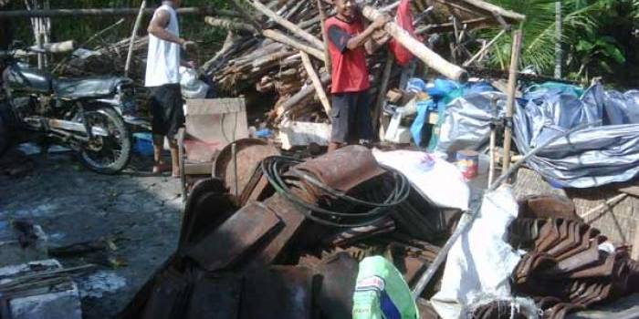 RATA: Tampak rumah milik Lasio, warga Desa Trenggulunan, Kecamatan Ngasem, Bojonegoro rata dengan tanah setelah disapu angin. foto: eky nurhadi/BANGSAONLINE