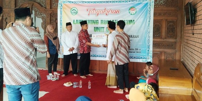 Launching rumah yatim dan penyerahan santunan kepada salah satu anak yatim.