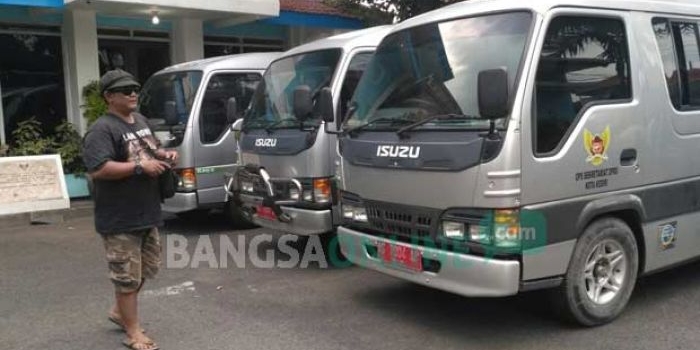 Tiga mobil Elf milik sekretariatan DPRD Kota Kediri saat diparkir di halaman kantor DPRD. foto: ARIF K/ BANGSAONLINE