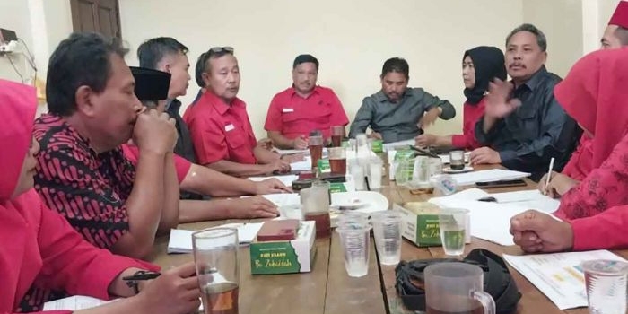 Sekretaris DPC PDIP Gresik, Noto Utomo (tengah), bersama Mujid Riduan selaku ketua, serta Siti Muafiyah sebagai bendahara dalam rapat koordinasi pengurus. Foto: Ist