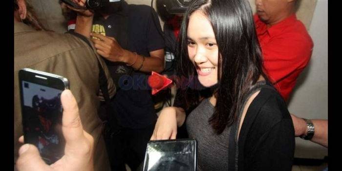 Jessica Kumala Wongso selalu tampil tenang, senyum dan bahkan tertawa. Foto: okezone.com