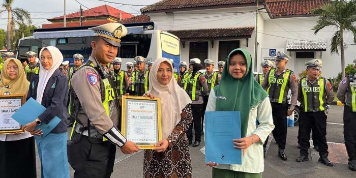 satlantas-polres-pasuruan-apresiasi-guru-dan-siswa-teladan