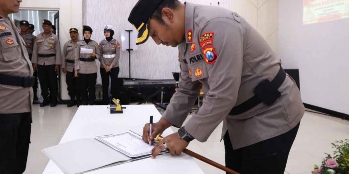 Kapolres Ngawi, AKBP Dwiasi Wiyatputera saat memimpin Penandatangan Pakta Integritas 2023 di Ruang Guyub, polres setempat, Rabu (1/2/2023).