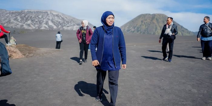 Gubernur Jawa Timur Khofifah Indar Parawansa saat mengunjungi Gunung Bromo.