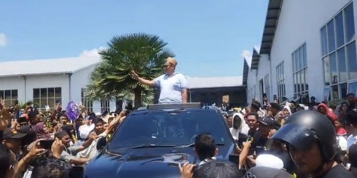 kepulangan-haji-her-usai-diperiksa-kpk-disambut-meriah-warga