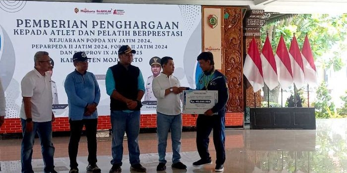 bupati-mojokerto-serahkan-bonus-atlet-porprov-minta-koni-bina-lebih-serius