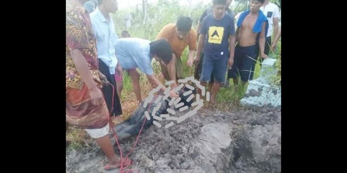 PIW saat ditangkap warga karena nekat membongkar makam di Desa Konang, Kecamatan Galis, Kabupaten Pamekasan.