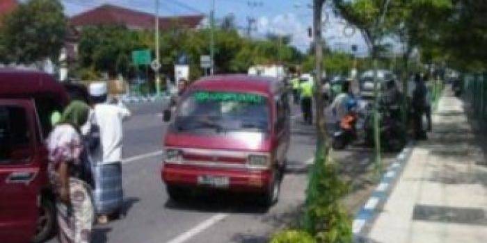 MPU liar kena tilang akibat tidak punya ijin trayek. (Bahri/BangsaOnline.com)