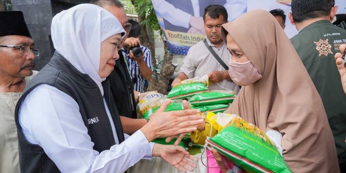 gubernur-khofifah-gelar-pasar-murah-di-gresik-harga-pangan-terjangkau-jaga-daya-beli-warga
