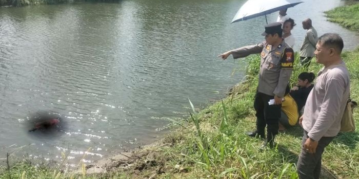 Anggota Polsek Sumbergempol dan tim Inafis Polres Tulungagung saat akan melakukan evakuasi jasad korban
