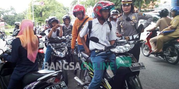 Sejumlah pelajar saat terjaring razia di Jombang, Selasa (10/1). foto: ROMZA/ BANGSAONLINE 