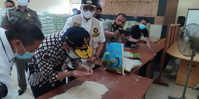 Mendapat laporan soal beras bantuan tidak layak konsumsi di Bangkalan, Wakil Gubernur Jawa Timur Emil Dardak langsung turun lapangan meninjau kualitas beras yang ada di Gudang Dinas Sosial Bangkalan, Rabu (4/8/2021). (foto: ist)