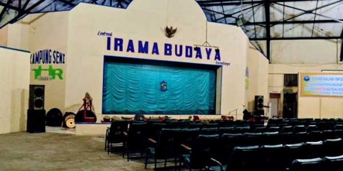 Gedung pertunjukan. sederhana, dengan sound system yang sederhana pula. foto: Disna/ BANGSAONLINE