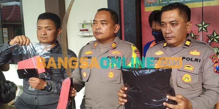 Kapolsek Peterongan, AKP Dian Anang, saat menunjukkan barang bukti senjata tajam milik tersangka. Foto: AAN AMRULLOH/BANGSAONLINE