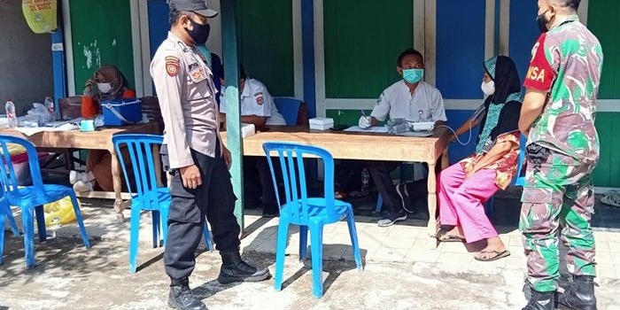 Vaksinasi ketiga pada lansia di Desa Kayutrejo.