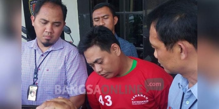 Tersangka Fatchul Fauzy, driver ojek online yang gerayangi penumpangnya saat dihadirkan dalam rilis di Mapolrestabes Surabaya. foto: ANATASIA/ BANGSAONLINE