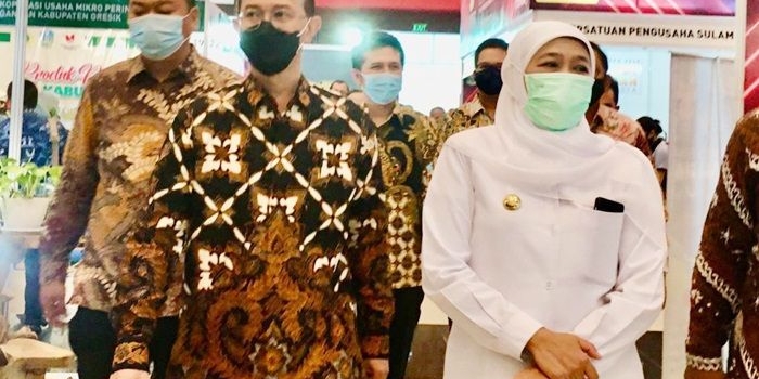 Dari kiri: Yusuf Karim Ungsi, Adik Dwi Putranto, dan Khofifah Indar Parawansa meninjau stan pameran INAPRO EXPO 2020.