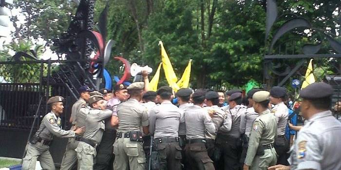 RICUH - Massa aktifis PMII Bojonegoro kala dihadang aparat kepolisian dan Satpol PP di pintu gerbang kantor Pemkab Bojonegoro, Kamis (8/5/2014). foto : eky nur hady/BangsaOnline