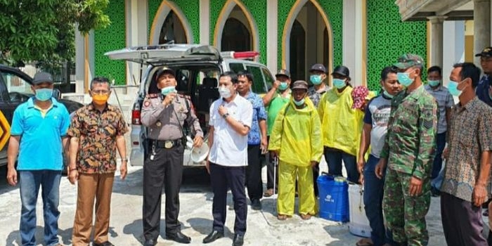 Pemdes beserta Babinsa dan Bhabinkamtibmas juga melakukan sosialisasi tentang bahaya virus corona.