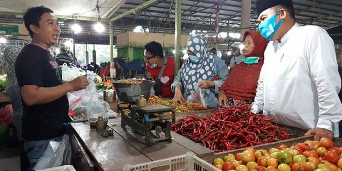 MENYAPA: Cabup Bambang Haryo Soekartono (BHS) berbincang dengan pedagang di Pasar Induk Puspa Agro, Rabu (2/12). foto: MUSTAIN/ BANGSAONLIINE