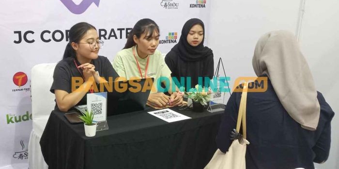 Para pencari kerja saat wawancara dengan manajemen perusahaan dalam Job Fair 2023 yang berlangsung di Balai Kota Among Tani, Kota Batu. Foto: ADI WIYONO/ BANGSAONLINE