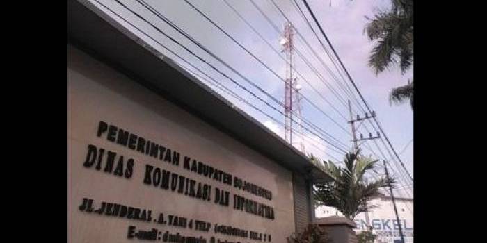 PERLU PERDA: Satu dari ratusan tower selular yang berada didekat kantor Dinkominfo itu tak ditarik pungutan setiap tahun. Karena disebakan lemahnya aturan. Foto: Eky Nurhadi/BangsaOnline.com