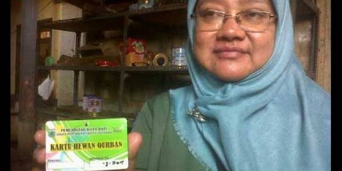 dr Utami Kurniawati saat menunjukkan kartu hewan kurban.
